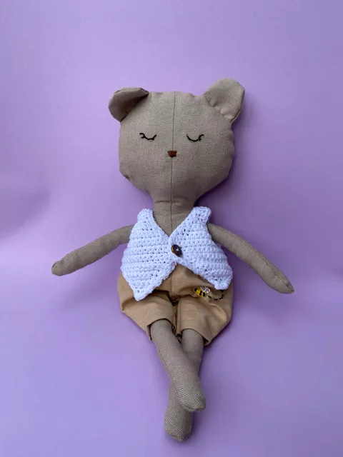 Maci horgolt gombos mellénnyel, kisnadrágban